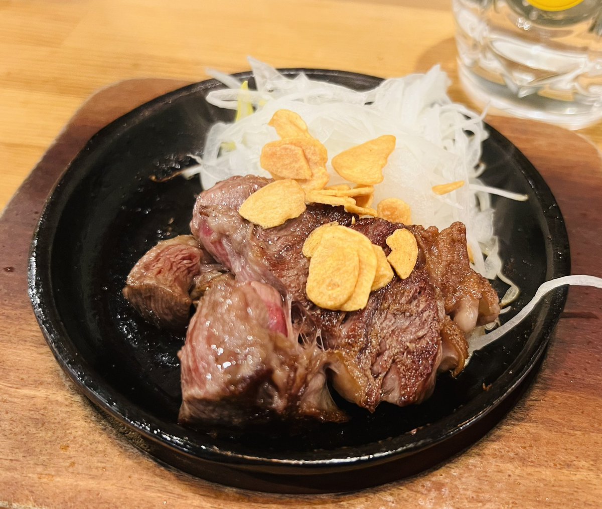 1000bero_net's tweet photo. 久しぶりにビーフキッチンスタンドきた！

・強炭酸チューハイ328円
・ビフテキ319円
・きのこアヒージョ218円

変わらず焼きたてのビフテキが絶妙なやわらかさでうまい。2杯目は何を飲もうかな〜？ https://t.co/XDwiUmVe0J