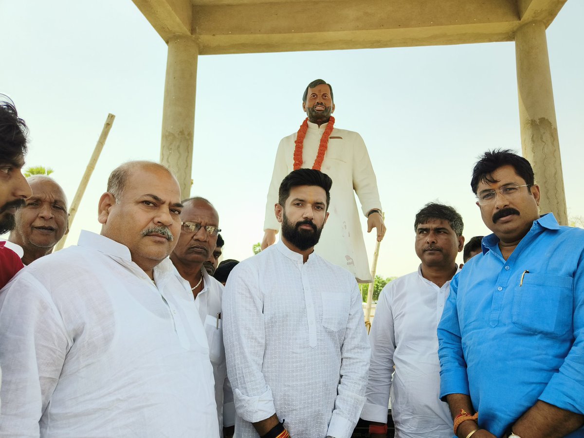 LJP4India's tweet photo. आज हाजीपुर से पटना आने के क्रम में लोक जनशक्ति पार्टी (रा.) के राष्ट्रीय अध्यक्ष आदरणीय श्री @iChiragPaswan जी ने हाजीपुर में पद्म भूषण स्व.रामविलास पासवान जी की आदमकद प्रतिमा पर माल्यार्पण कर आशिर्वाद प्राप्त किया। https://t.co/AgTBTmHu8l