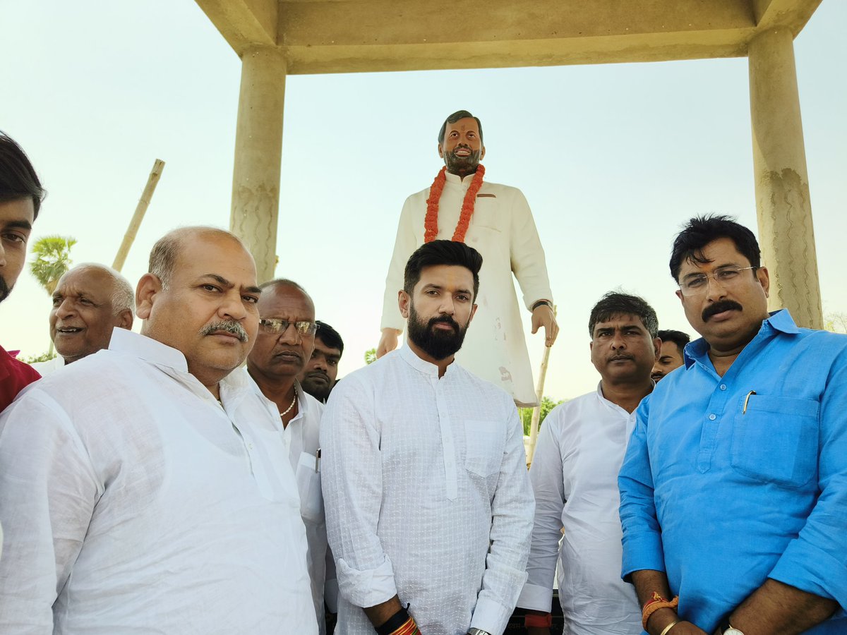 LJP4India's tweet photo. आज हाजीपुर से पटना आने के क्रम में लोक जनशक्ति पार्टी (रा.) के राष्ट्रीय अध्यक्ष आदरणीय श्री @iChiragPaswan जी ने हाजीपुर में पद्म भूषण स्व.रामविलास पासवान जी की आदमकद प्रतिमा पर माल्यार्पण कर आशिर्वाद प्राप्त किया। https://t.co/AgTBTmHu8l