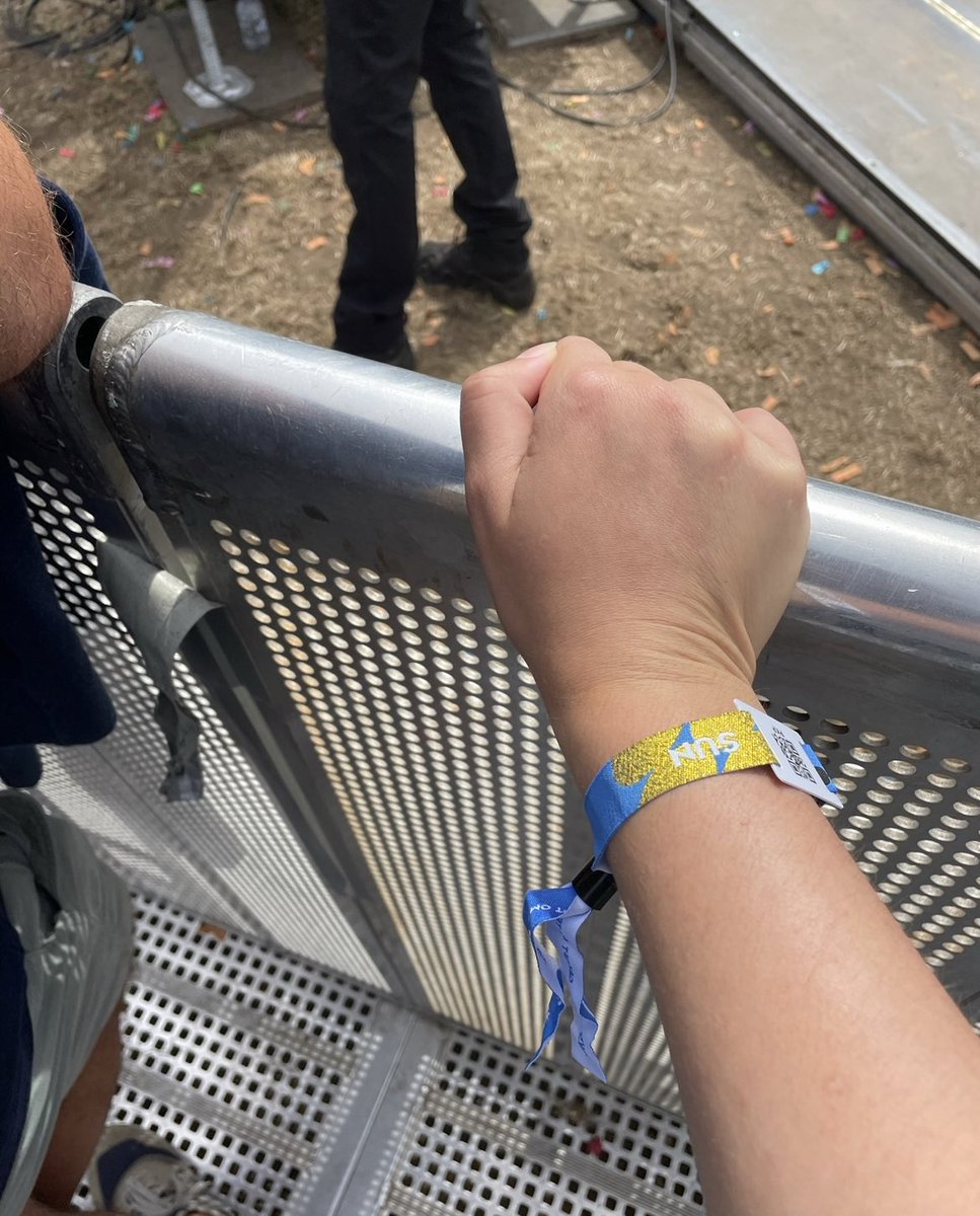 rt for getting barricade at your next concert 🤭