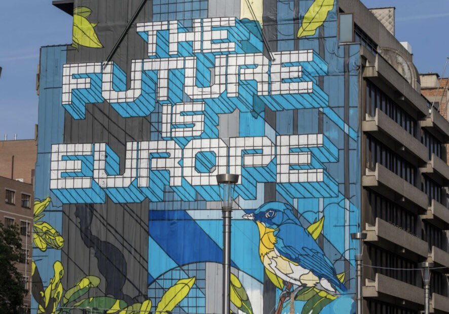 HeilbronnPierre's tweet photo. De retour à Bruxelles pour une première série d’entretiens sur la contribution 🇫🇷 au soutien de l’🇺🇦. La trajectoire européenne choisit par le pays doit permettre non seulement de le reconstruire mais de le transformer en profondeur. 🇪🇺 #TeamEurope #togetherwithUkraine https://t.co/zMdITvRPjY