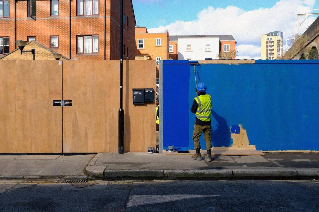 Paint it blue / Hackney, London / March 2023 / Fujifilm X100F / #digitalphotography #fujifilmx100f #streetphotography #citystreets #streets_storytelling #madewithfuji #blue instagr.am/p/CqpYqswtmpP/