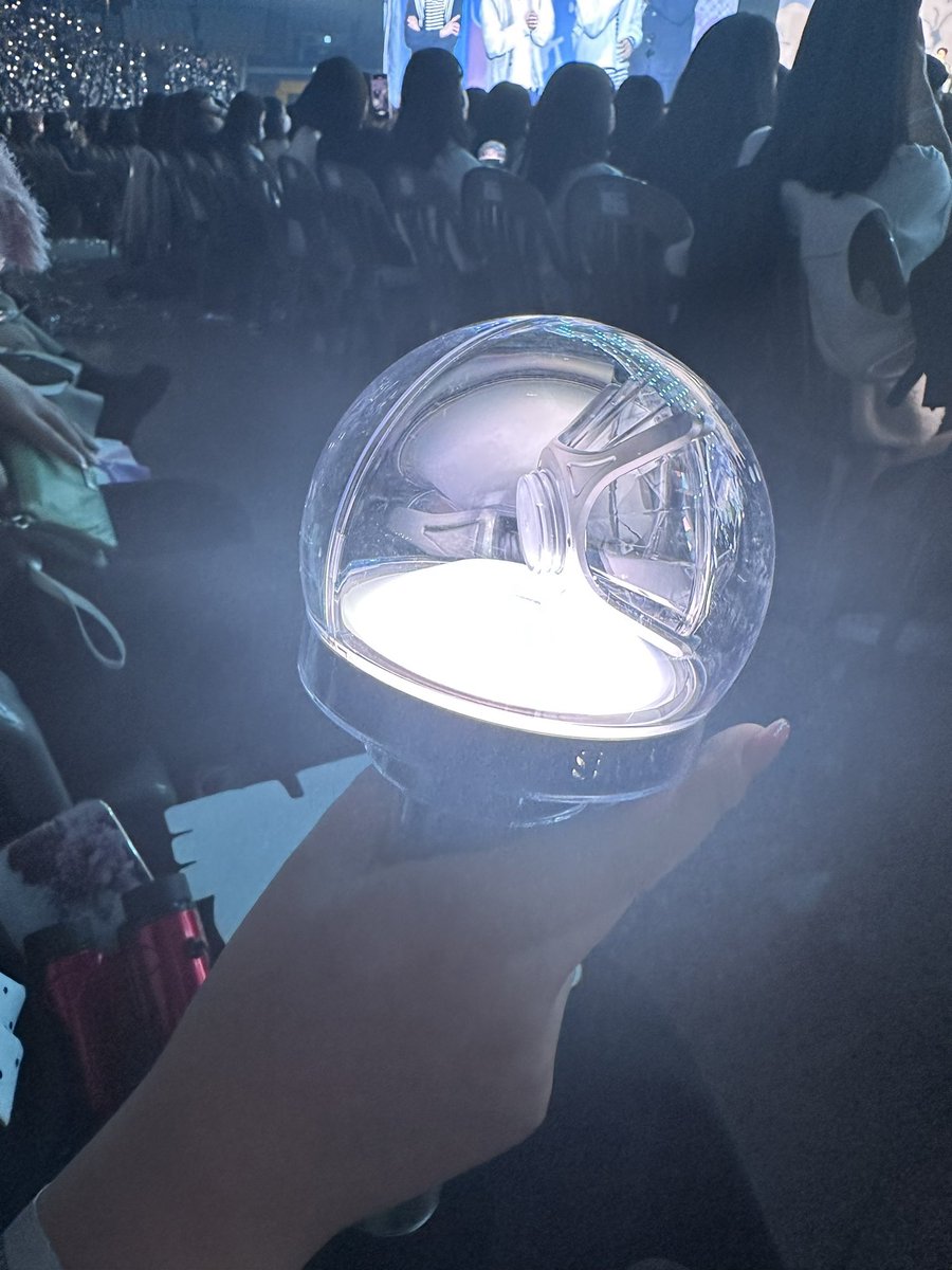 qtdkyeoms's tweet photo. P3.2K for this lightstick? nah, thanks. i thot we're boycotting this btw? https://t.co/MAbNlbfDVn