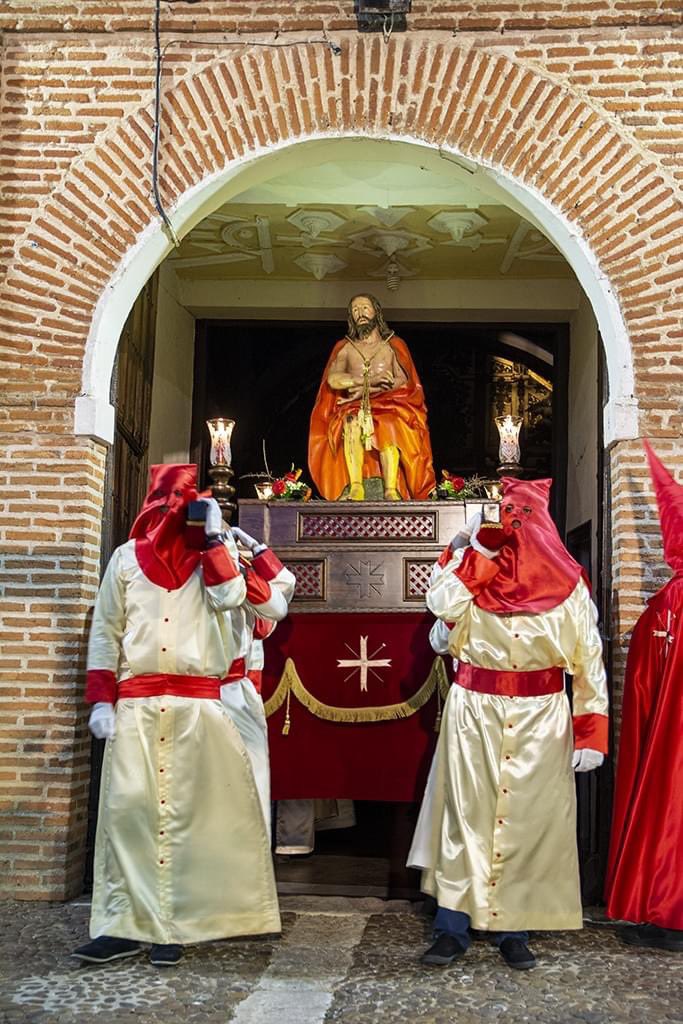 NavaDRS_Santa's tweet photo. Semana Santa 2023 Nava del Rey
🕯MARTES SANTO🕯 

📅 4 de abril 2023
✝️ 𝙋𝙍𝙊𝘾𝙀𝙎𝙄𝙊́𝙉 𝘿𝙀 𝙇𝘼 𝙑𝙀𝙍𝘼 𝘾𝙍𝙐𝙕

#ssantanavadelrey23 #Veracruz #NavadelRey #VenAVerme #eccehomo #atadoalacolumna #oracionenelhuerto https://t.co/j7KPujbrhX
