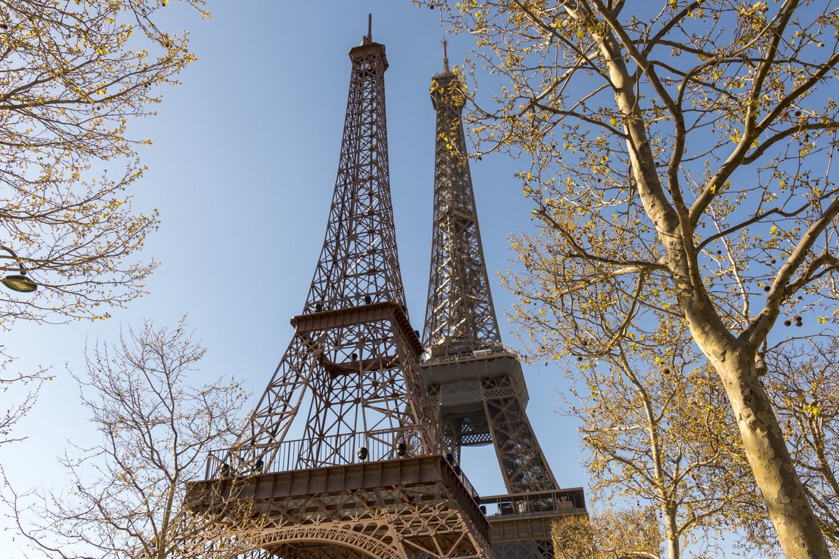 luteceduparis's tweet photo. Pour les 134 ans de la Tour Eiffel, une réplique miniature a été installé aux pieds de la Dame de Fer. Elle s’appelle Eiffela et sera visible jusqu’au 10 avril sur le Champs de Mars.
.
.
#paris #toureiffel #philippemaindron #eiffel #eiffela #damedefer #champsdemars https://t.co/wBsf7KbA4L