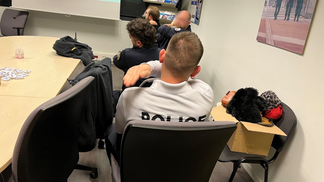 MutuelleMGP's tweet photo. [#ÀVotreSanté] La MGP était présente ce lundi pour une action spéciale #nuiteux au commissariat d’Issy les Moulineaux (92)
📸 : un atelier sur l’#automassage
@Interieur_Gouv @PoliceNationale
#AgirPourMaSanté https://t.co/vPK5Mnsckv