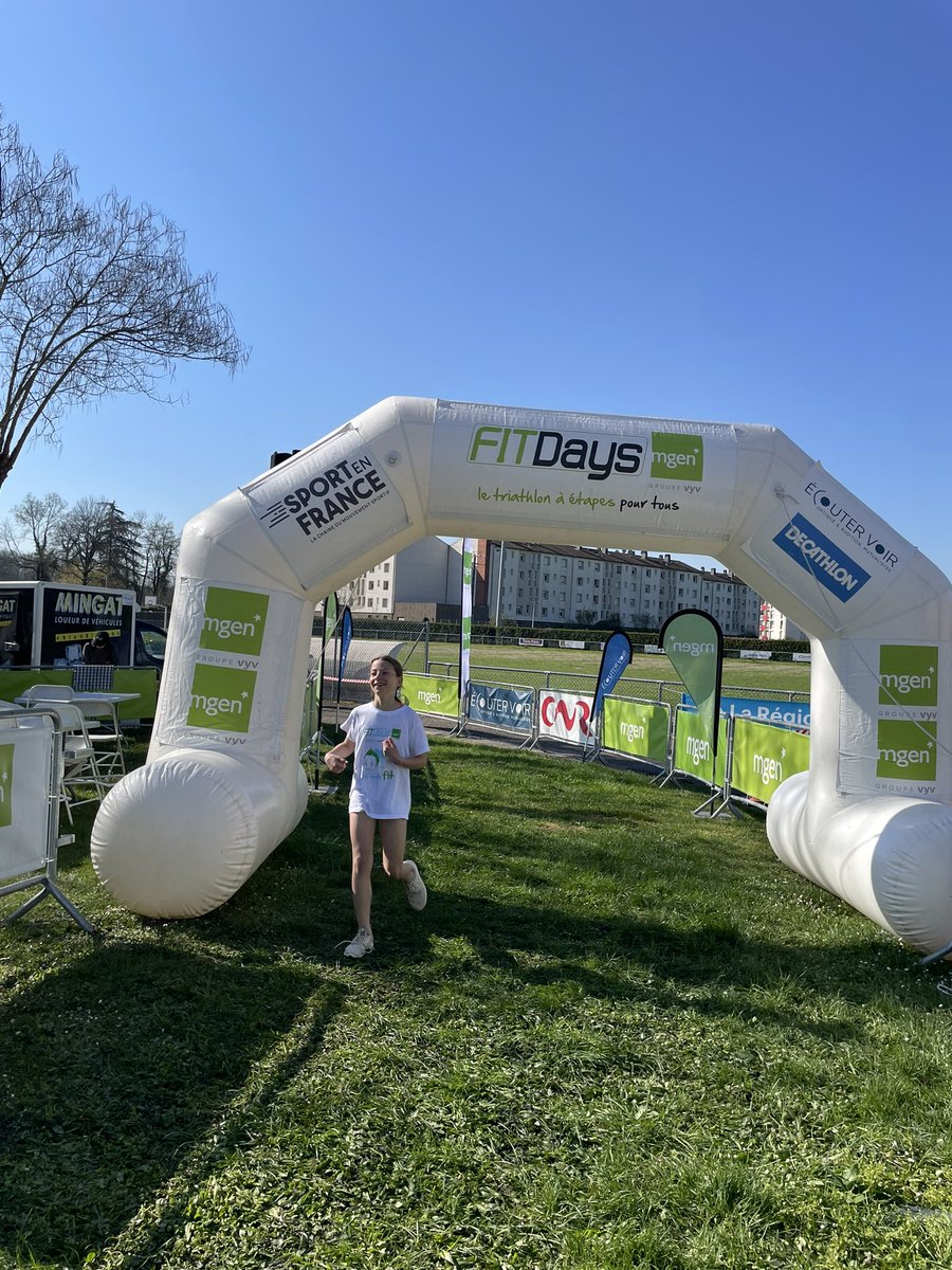 Pat_MANUELLI's tweet photo. Participation du @collravier à l’opération #fitdays qui, au delà de la pratique du triathlon, permet aux élèves d’être sensibilisés à de nombreux enjeux éducatifs de santé construisant ainsi leurs parcours #cesce. Merci aux différents partenaires @acgrenoble @patrice_gros https://t.co/uwfIUmjXo0