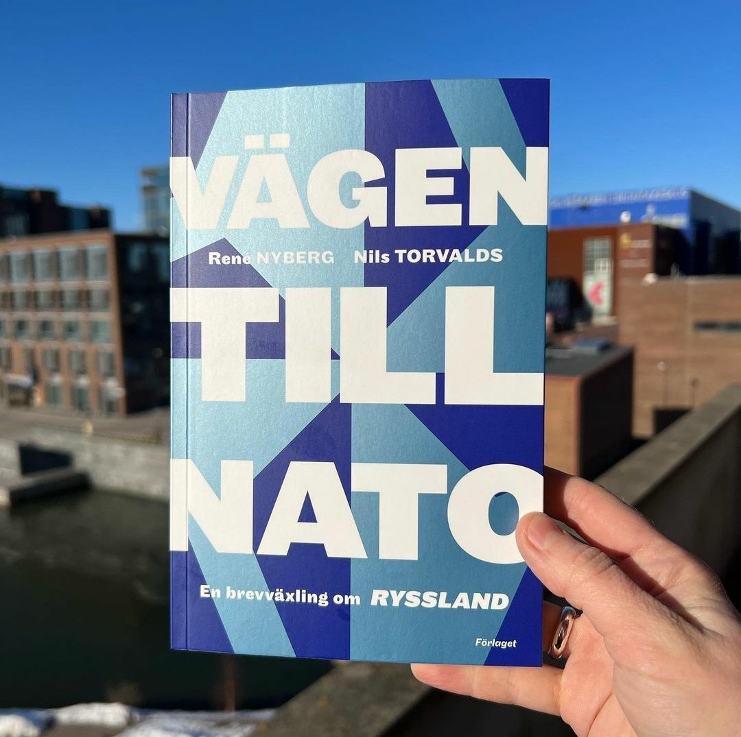 TomBackstrom's tweet photo. Tredje trycket av Nyberg &amp; Torvalds högaktuella #vägentillnato, nu armorerad med lite stoltare metallglans.

░ Design: jag
░ Bild: stulen fr @ForlagetM:s IG https://t.co/KZf3WmnFo6