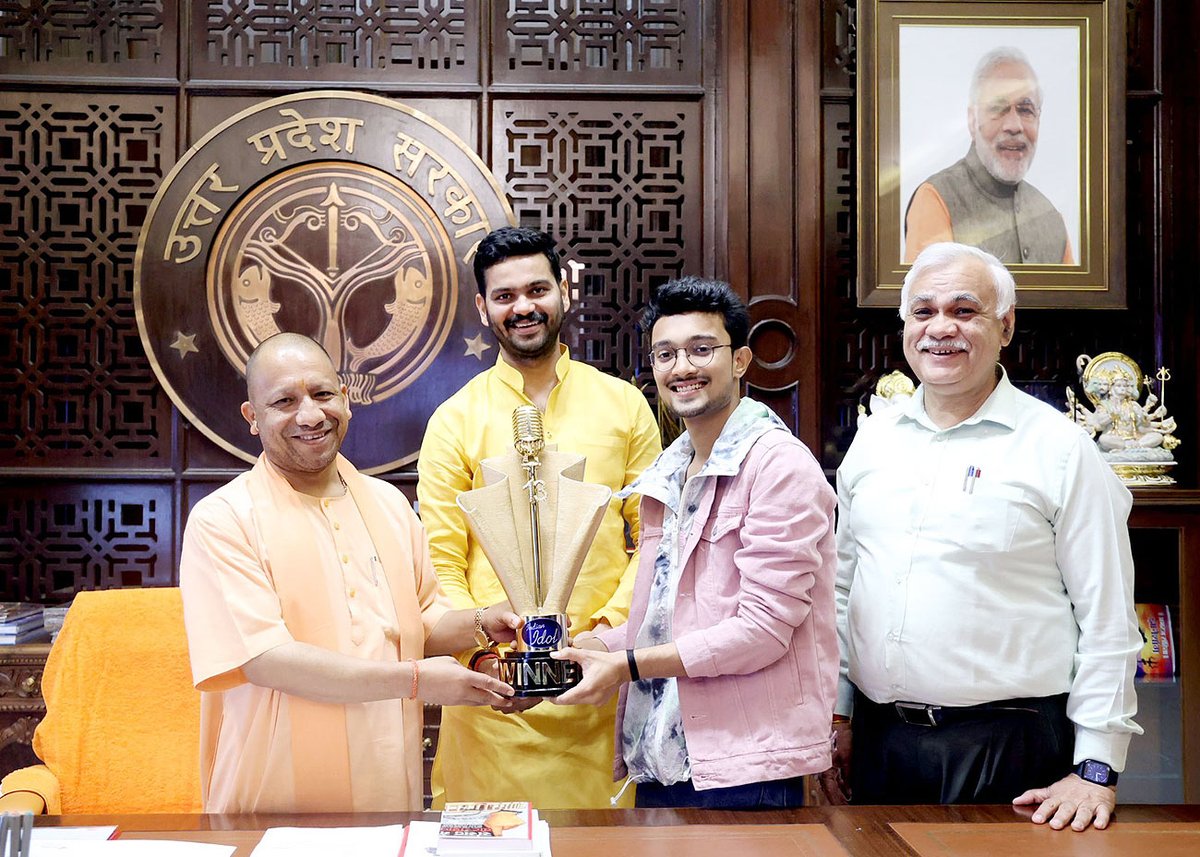 myogioffice's tweet photo. मुख्यमंत्री श्री @myogiadityanath जी महाराज से आज लोक भवन, लखनऊ में 'Indian Idol-13' के विजेता ऋषि सिंह ने शिष्टाचार भेंट की। https://t.co/SabYZKQm8V