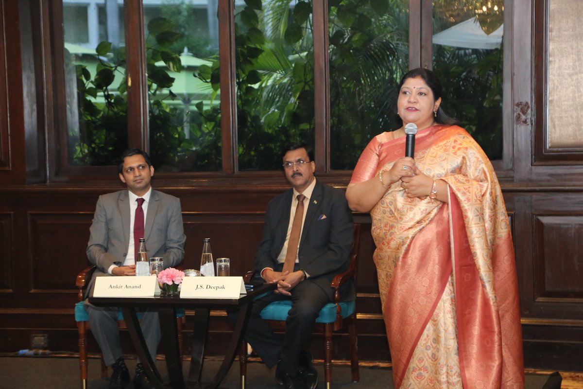 BIPP_ISB's tweet photo. #AMPPP #PolicyWalk
Shri #JSDeepak, Group Director, #BhartiEnterprises, had an exclusive fireside chat with #AMPPP students of the current cohort and alumni in #NewDelhi. The session was moderated by #AnkitAnand, Assistant Vice President @investindia and #AMPPP2021student. https://t.co/4XLJYPkmYB