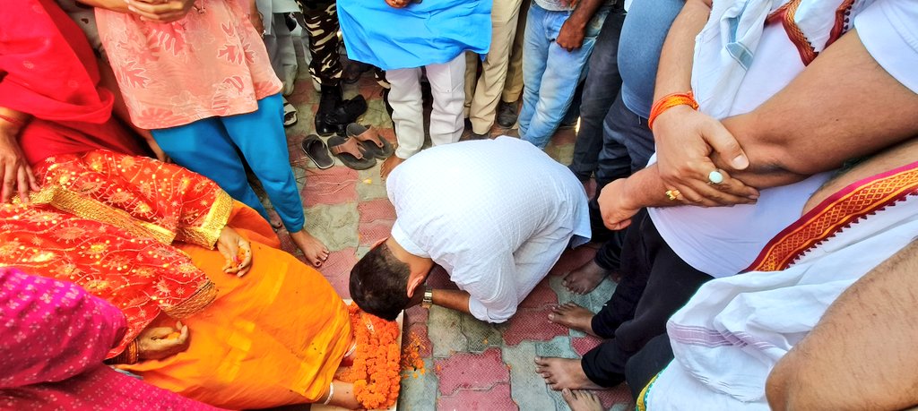 LJP4India's tweet photo. लोक जनशक्ति पार्टी (रा.) बिहार प्रदेश के विस्तार प्रमुख श्री अजय कुशवाहा जी की माता जी के निधन के उपरांत आज वैशाली स्थित उनके आवास पर राष्ट्रीय अध्यक्ष आदरणीय श्री @iChiragPaswan जी ने उनके पार्थिव शरीर पर पुष्पांजलि कर अपनी श्रद्धांजली अर्पित की। https://t.co/xuR7Eq6GFp