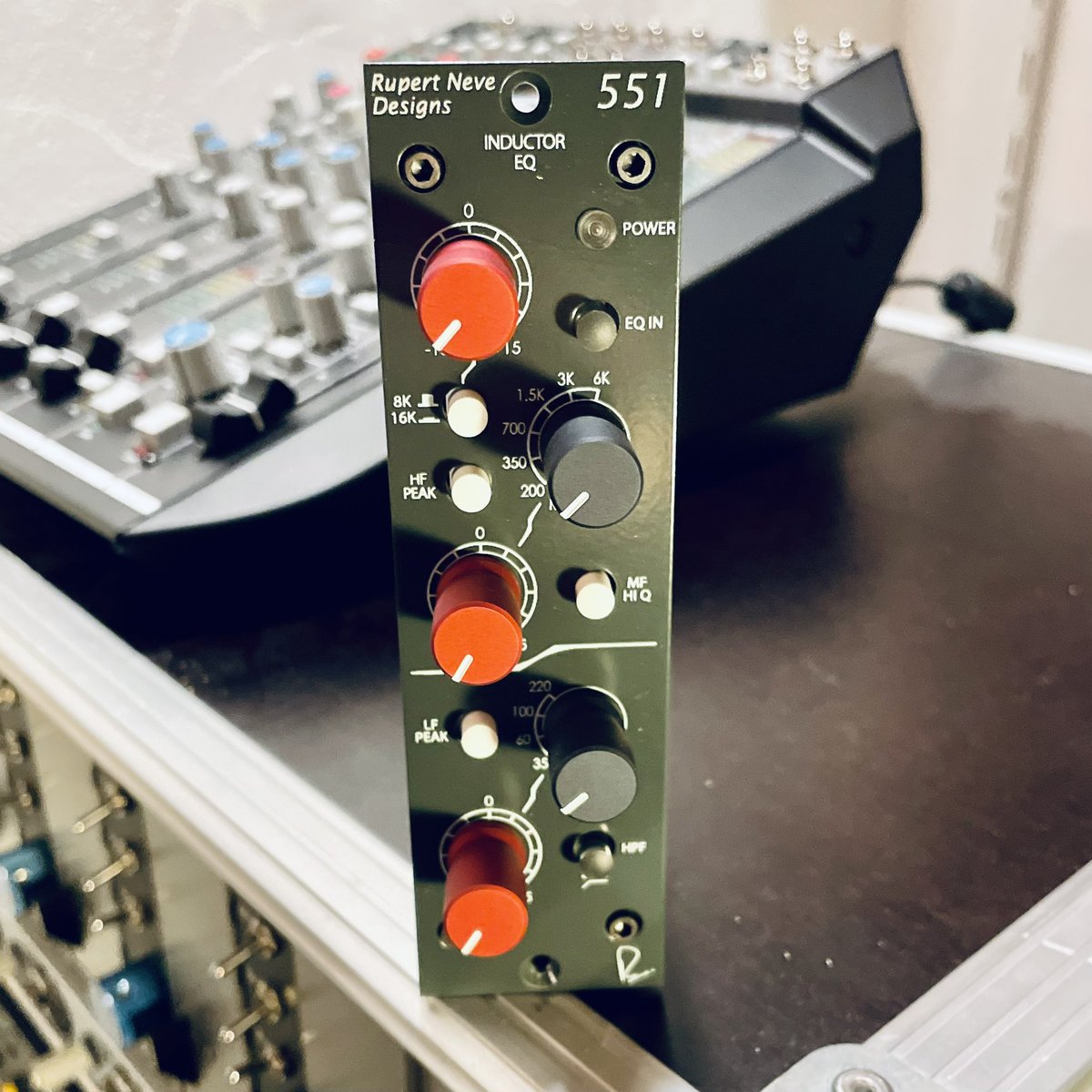 apporrecordings's tweet photo. New Toy ! L’EQ 551 de Rupert Neve Designs rejoint le studio, de quoi peaufiner quelques jolis sons bien crémeux… yummy !
#studio #recordingstudio #lyon #studiodenregistrement #studiodenregistrementmobile #applesandorangesrecordings #rupertnevedesigns #rupertnevedesigns551 https://t.co/PahfM64i4C