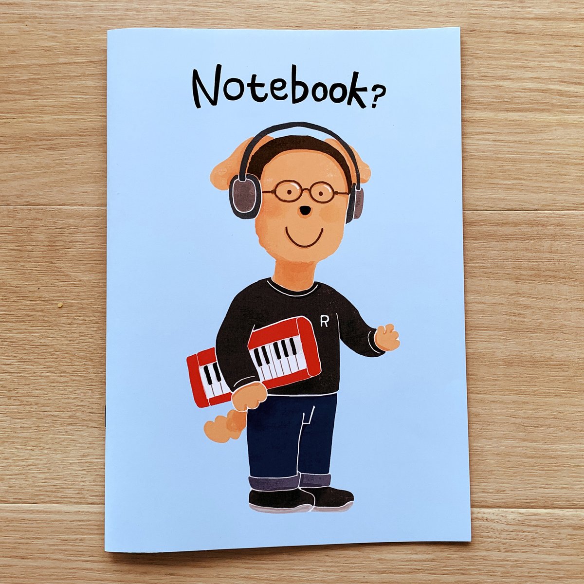 兄の誕生日ギフトにノートを作りました。兄と愛犬のハイブリッド🐶🤓🎹 デザインに馴染むよう、今回は主線無しイラストです。 印刷はグラフィックさん。 https://t.co/EWa2HwCNbJ