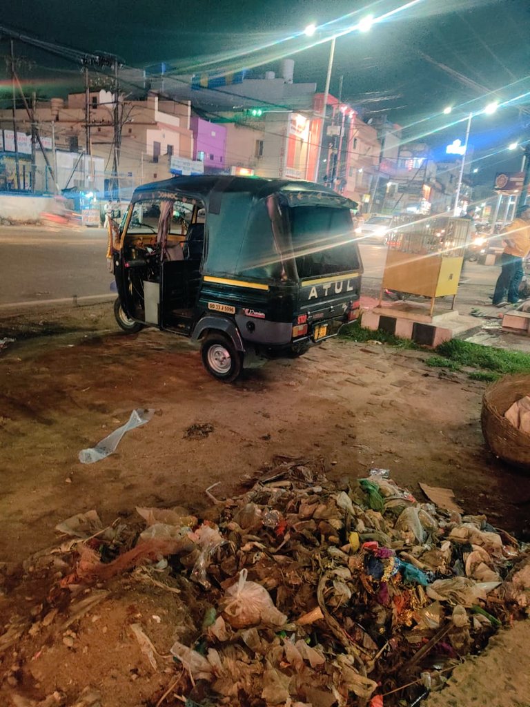 AskDebjyoti's tweet photo. Garbage has been dumped since 20 days,and not been removed. This being one of the most used roads of BBSR,this is not acceptable.
@bmcbbsr kindly look into the matter,and do the needful.
Location - Exact at the turning towards Platform 6,on Cuttack road.
Contact -  83388 82429 https://t.co/jWjsCHORHz