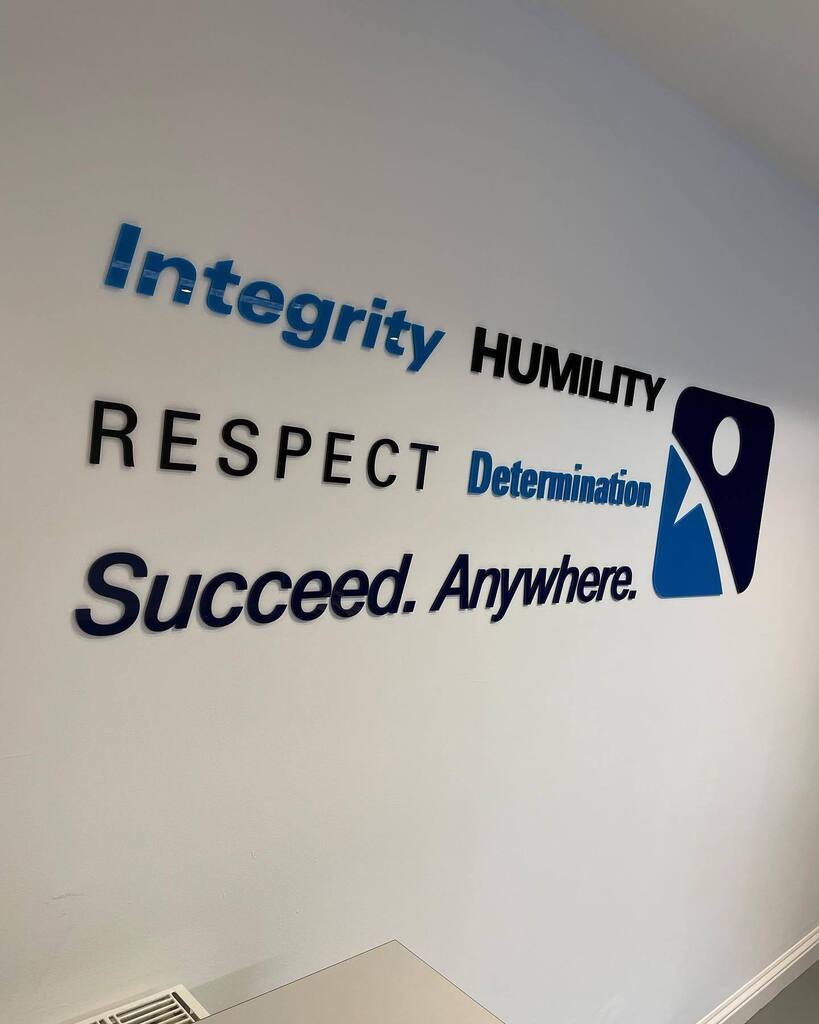Acorn_Creative's tweet image. Cut from Perspex, this wall display oozes class, just like @networkinnovations company values 👍🏼

#signmaker #signwriter #vehiclegraphics #vehiclewrap #vinylcutgraphics #vinylgraphics #printedbanners #banners #embroideredworkwear #workwear #teamwear #scr… instagr.am/p/CqpZsMDM1SN/