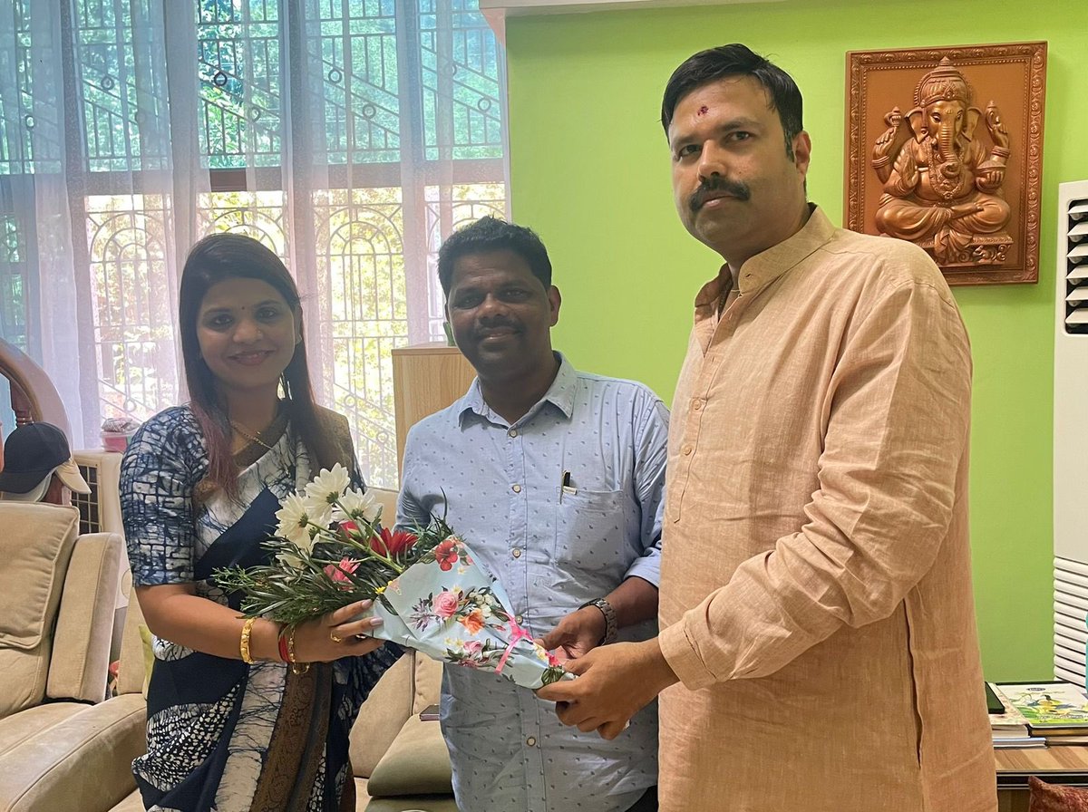 ChaitraKothark2's tweet photo. ನಮ್ಮ ಮನೆಗೆ  ಮಾಜಿ ಸಚಿವರು ಶ್ರೀಯುತ ಆನಂದ್ ಅಸ್ನೋಟಿಕರ್ ಭೇಟಿ ನೀಡಿ ಕಾರವಾರ ವಿಧಾನಸಭಾ ಕ್ಷೇತ್ರದಲ್ಲಿ ಇತಿಹಾಸವನ್ನು ಸ್ಪಷ್ಟಿಸುವ ಮೂಲಕ ಕ್ಷೇತ್ರದ ಜನರಿಗೆ ಕುತೂಹಲ ಮೂಡಿದೆ. ಅವರು ನನಗೆ ನಿಮ್ಮ ರಾಜಕೀಯ ಜೀವನವು ಶುಭವಾಗಲಿ ಎಂದು ಹೇಳಿದರು @kharge @DKShivakumar @HariprasadBK2 @siddaramaiah @MBPatil https://t.co/PZtbChMUGW