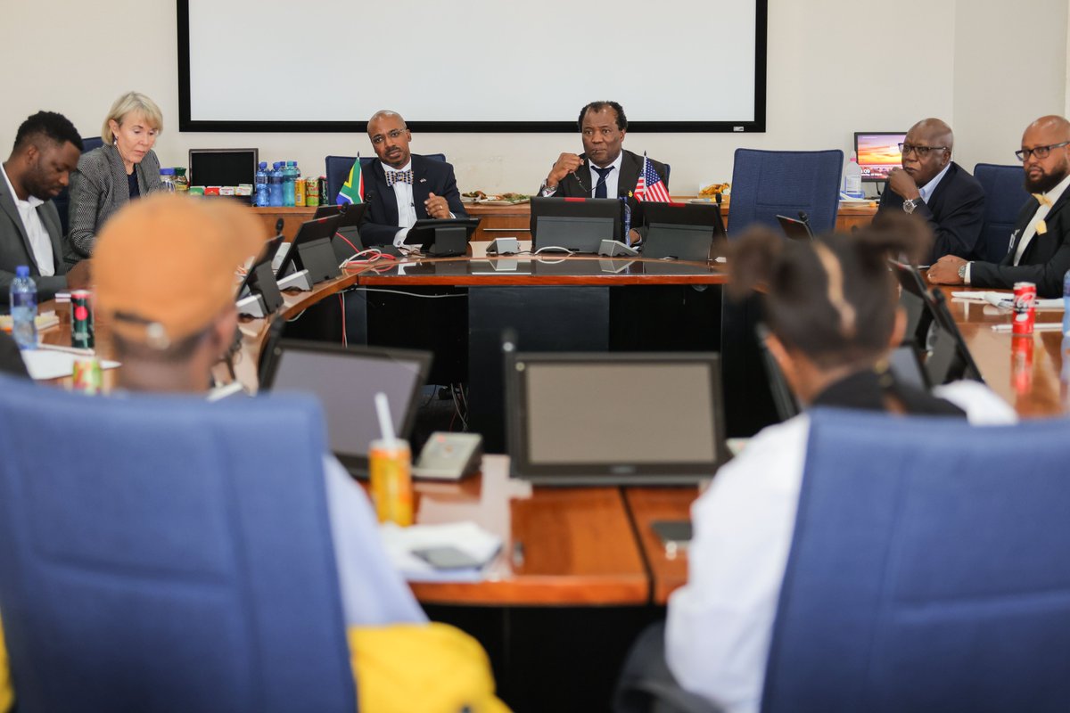 WitsUniversity's tweet photo. #USAmbassador and #Witsies on international relations

The United States Ambassador to SA, Reuben Brigety II, visited Wits University and engaged with a select group of Wits students studying International Relations

Read more: https://t.co/QsImXX9tGX

#ACSUS #US #SA https://t.co/nxlQJqZxS9