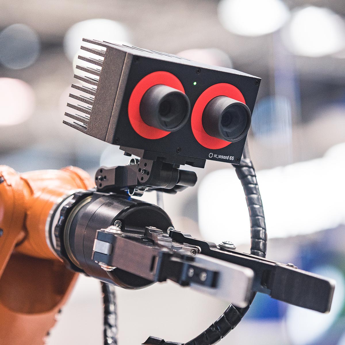 Compatibility is key! 🔑Did you know, that our products are compatible with a variety of robot brands? One of them is KUKA, and we provide a dedicated interface for their robots.  
 
Find out more via: roboception.com/product/ekibri… 
 
#compatibility #usability #robotvision