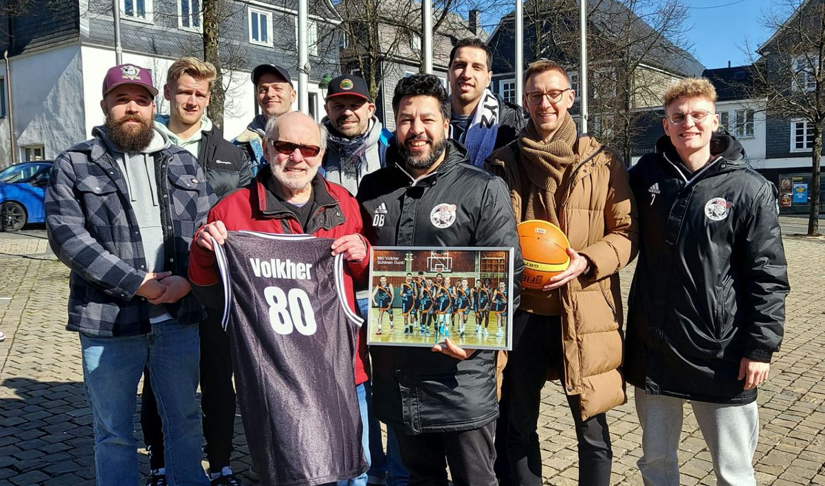 tvob_blackflyz's tweet image. 8⃣0⃣ Herzlichen Glückwunsch, Volkher #Pullmann!

Der "Mr. #Basketball" der Sportredaktion der #Westfalenpost #Olpe feiert heute seinen 80. Geburtstag. Von den #BlackFlyz gab es zu diesem besonderen Anlass ein Mannschaftsfoto sowie ein Basketball-Shirt.

tinyurl.com/yvzcmyxc