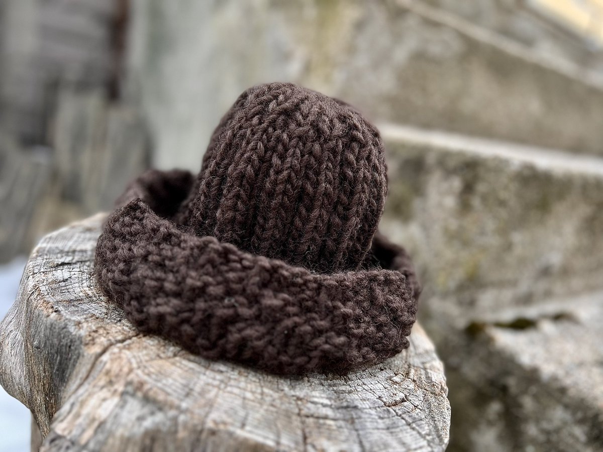 Pipo on valmis!! 🧶

Uniikki ja spesiaali yksilö hän. Omana erikoisuutena käännnöksen (mit vit) kuviointi ✨