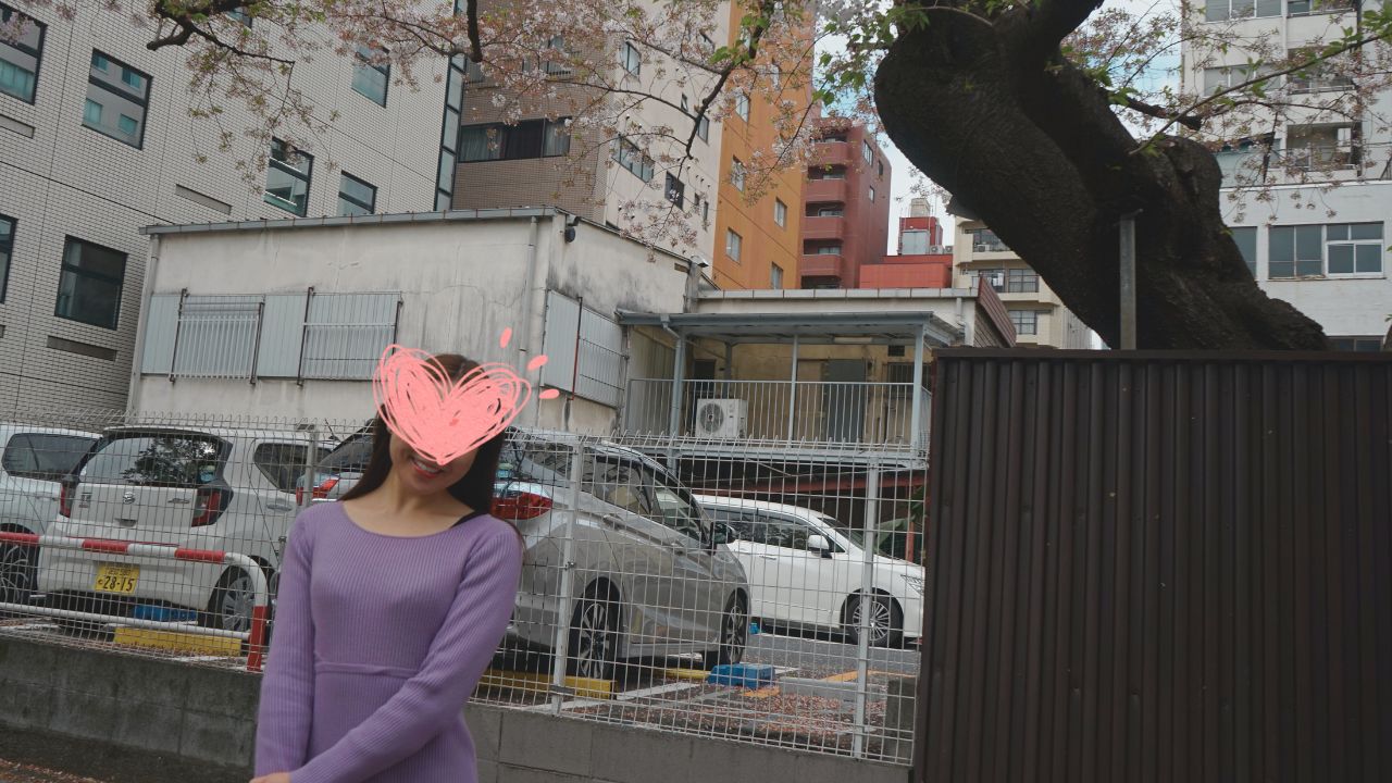 散りかけてる桜の下でRicoのおばさんポーズかわいいですね。 https://t.co/69Rxpxq6oi