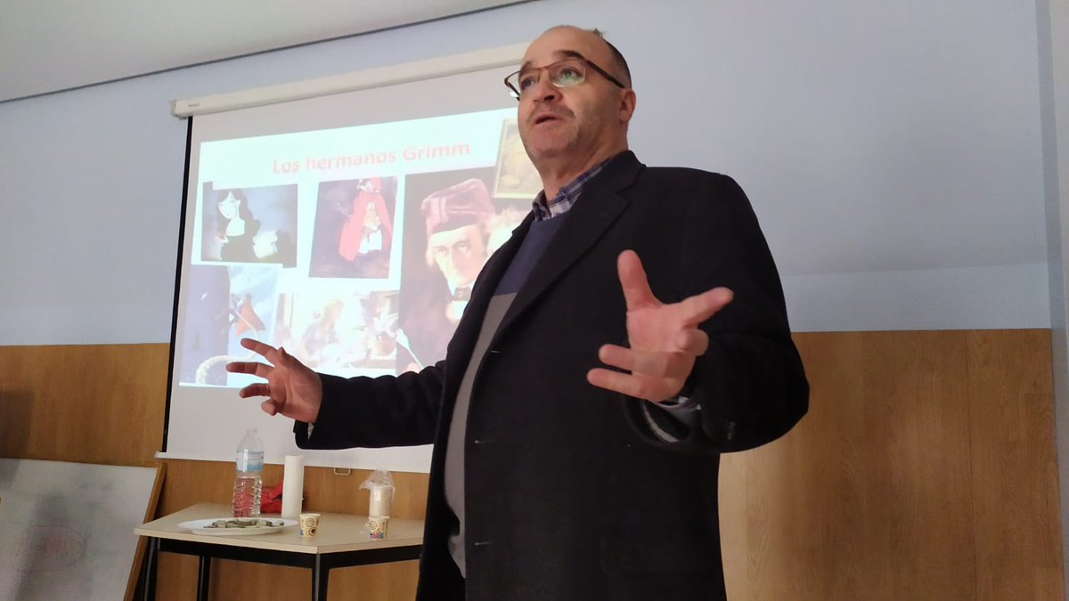 acremif's tweet photo. ¡Hola a todos! Antes de irnos de puente por semana santa agradecer a José Alfredo Elia por su visita de esta semana para continuar su charla del Viaje del Héroe a través de los clásicos de los Hermanos Grimm, Hans Christian Andersen u Oscar Wilde.
¡Un placer tenerte con nosotros! https://t.co/IeZBga9D1g