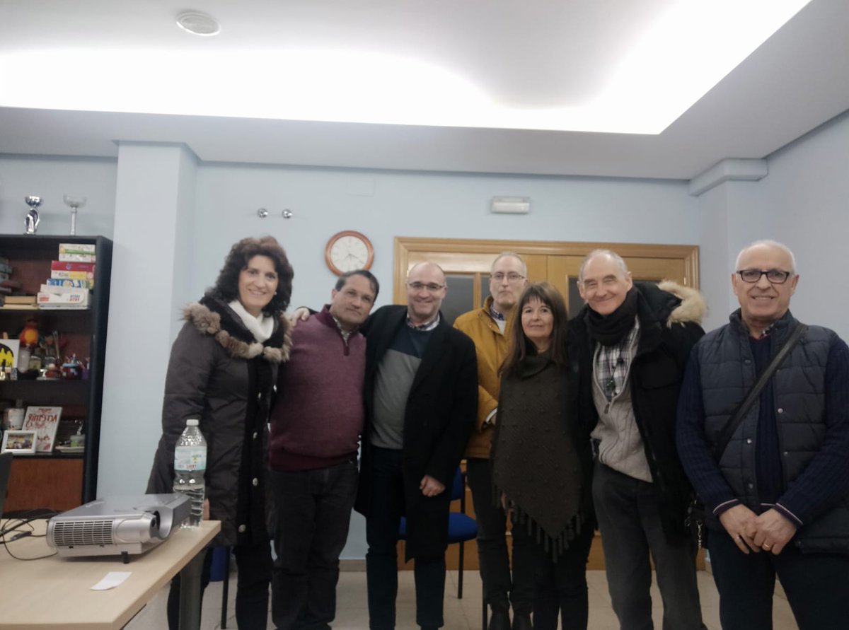 acremif's tweet photo. ¡Hola a todos! Antes de irnos de puente por semana santa agradecer a José Alfredo Elia por su visita de esta semana para continuar su charla del Viaje del Héroe a través de los clásicos de los Hermanos Grimm, Hans Christian Andersen u Oscar Wilde.
¡Un placer tenerte con nosotros! https://t.co/IeZBga9D1g