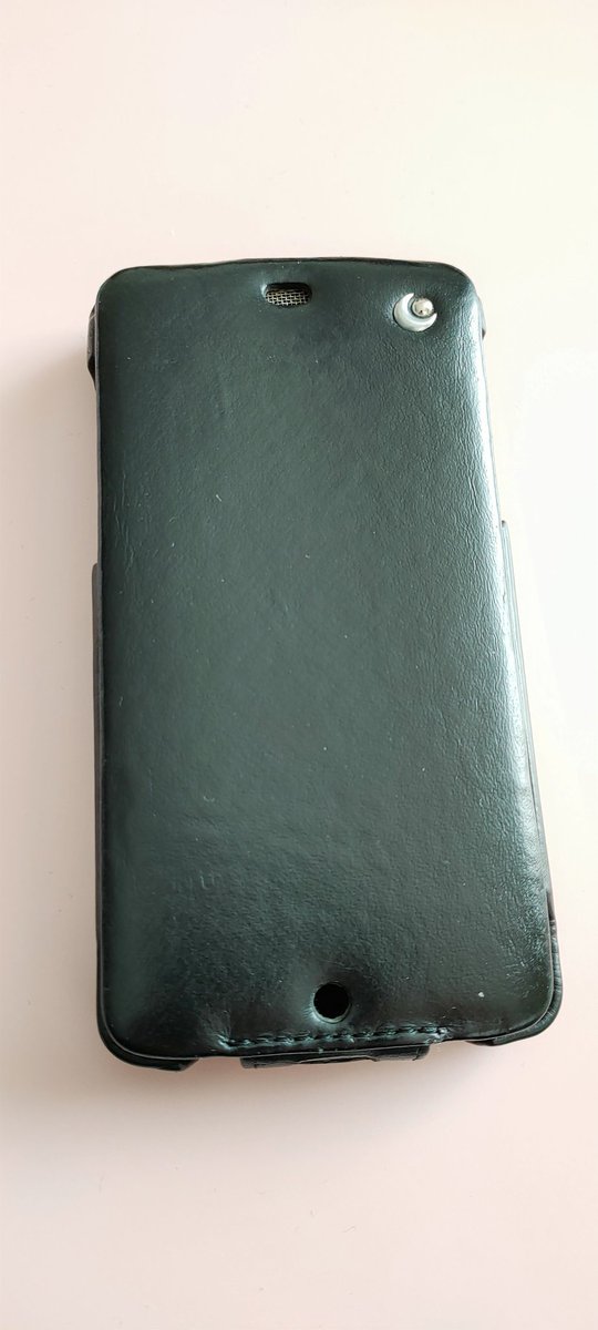 Možda su Italijani carevi dizajna ali preferiram Francuze. Jedinstveni su. Obožavam ih.
Pronadjoh Nexus 5 sa Noreve futrolom.