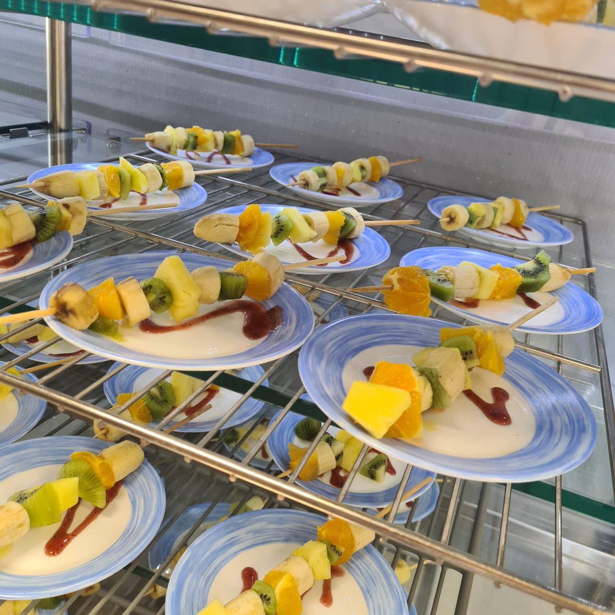 restOdecole19's tweet photo. Aujourd’hui dans la cuisine du groupe scolaire #36Fessart, #Alouettes et du collège #ClaudeChappe - #IdaGrinspan initiative #antigaspi avec des brochettes de fruits frais ! https://t.co/3zXkyI0WU2