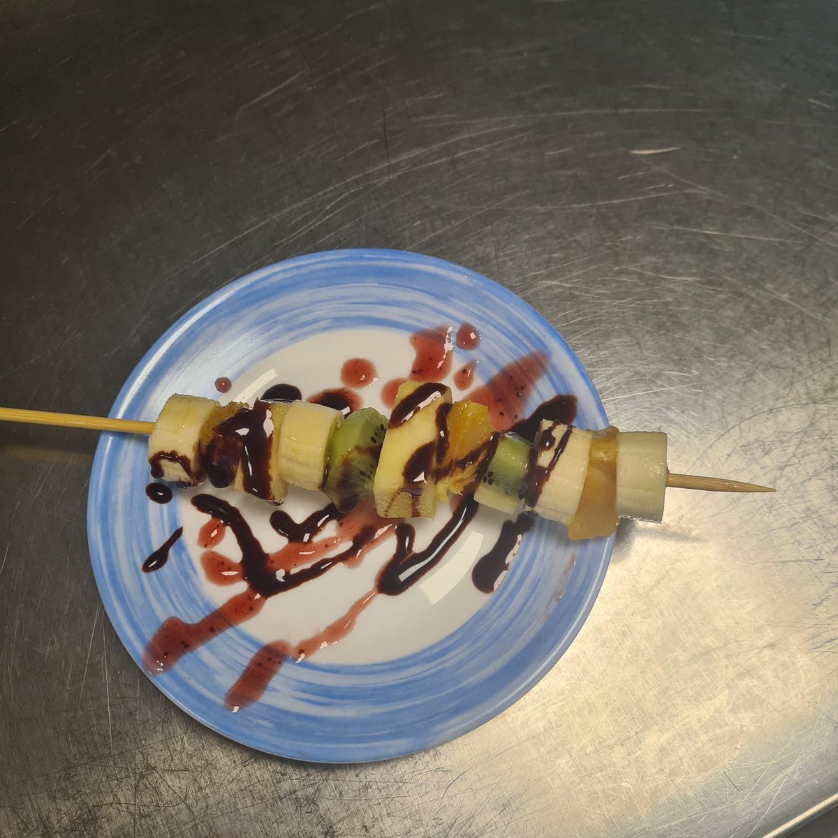 restOdecole19's tweet photo. Aujourd’hui dans la cuisine du groupe scolaire #36Fessart, #Alouettes et du collège #ClaudeChappe - #IdaGrinspan initiative #antigaspi avec des brochettes de fruits frais ! https://t.co/3zXkyI0WU2