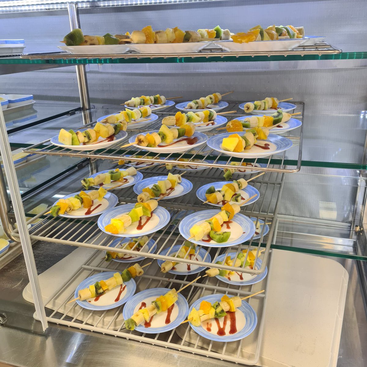 restOdecole19's tweet photo. Aujourd’hui dans la cuisine du groupe scolaire #36Fessart, #Alouettes et du collège #ClaudeChappe - #IdaGrinspan initiative #antigaspi avec des brochettes de fruits frais ! https://t.co/3zXkyI0WU2