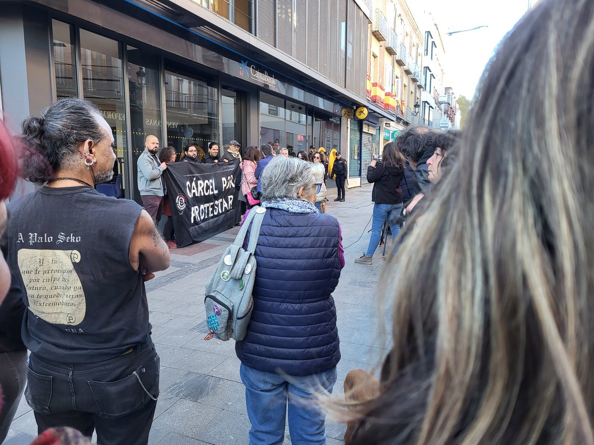 RaffaellaC11's tweet photo. Concentracion de apoyo a las #8deCaixabank  por el derecho a la protesta, por una justicia publica y transparente, basta de retorcer la justicia a los intereses capitalistas, y patriarcales.
#8deCaixabank 
#YoNoVoy https://t.co/3NPOcH6ZuW