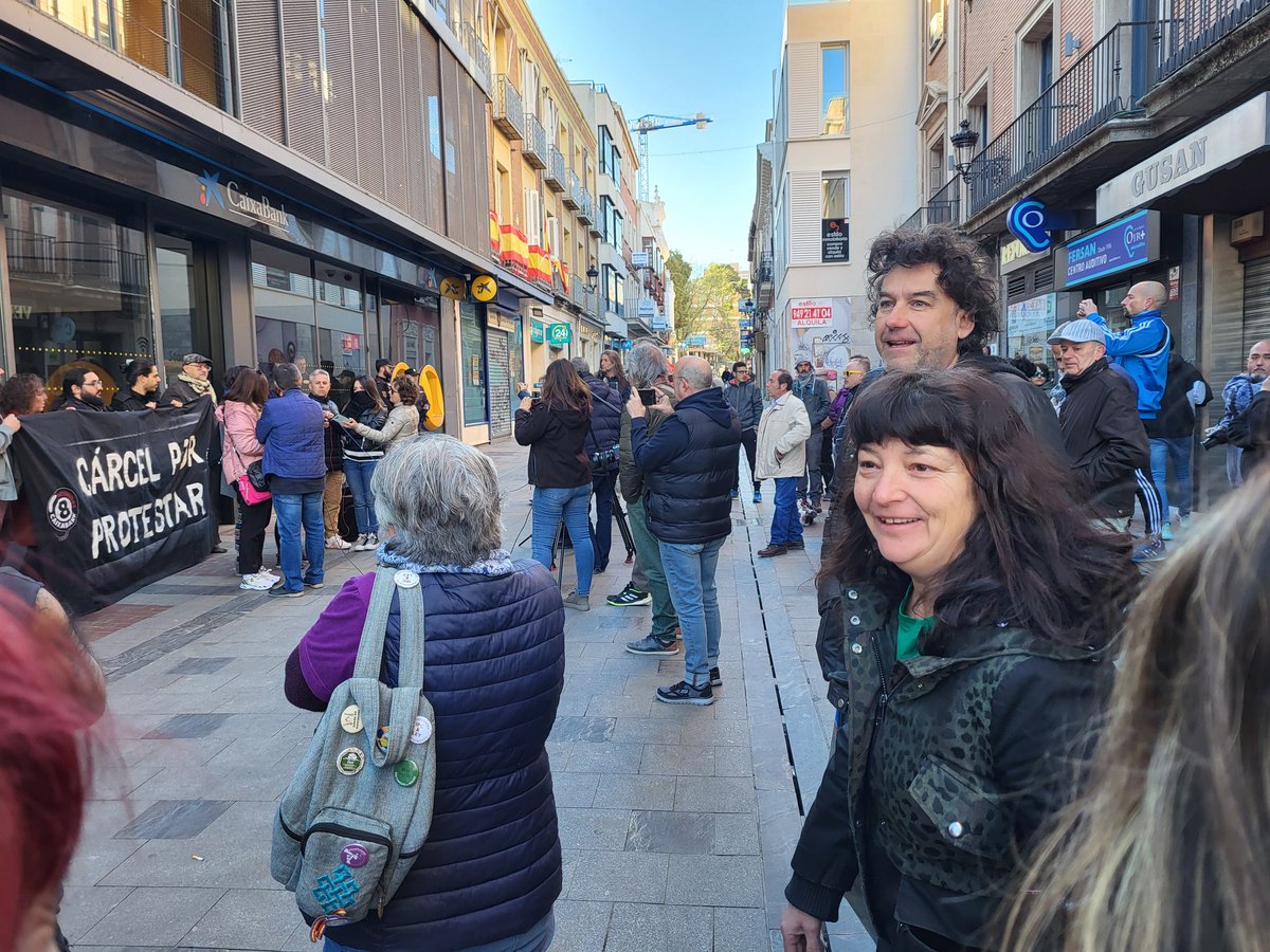 RaffaellaC11's tweet photo. Concentracion de apoyo a las #8deCaixabank  por el derecho a la protesta, por una justicia publica y transparente, basta de retorcer la justicia a los intereses capitalistas, y patriarcales.
#8deCaixabank 
#YoNoVoy https://t.co/3NPOcH6ZuW