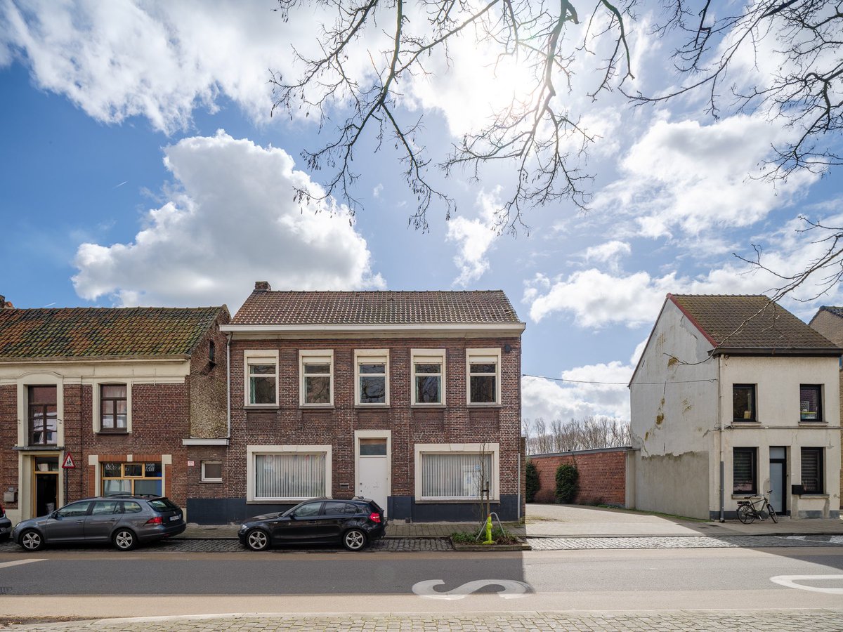 IMMO_CVH's tweet photo. Binnenkort in ons aanbod 🤩
TE KOOP - Karaktervolle woning met bijgebouwen in dorpskern

Benieuwd? Contacteer nu reeds ons kantoor voor meer informatie: info@immo-cvh.be 

#ImmoCVH #Gent #SintKruisWinkel #Vastgoed #TeKoop #ForSale #RealEstate #Landbouw #Bijgebouwen #ImmoGent https://t.co/Jj8AQKE8XH