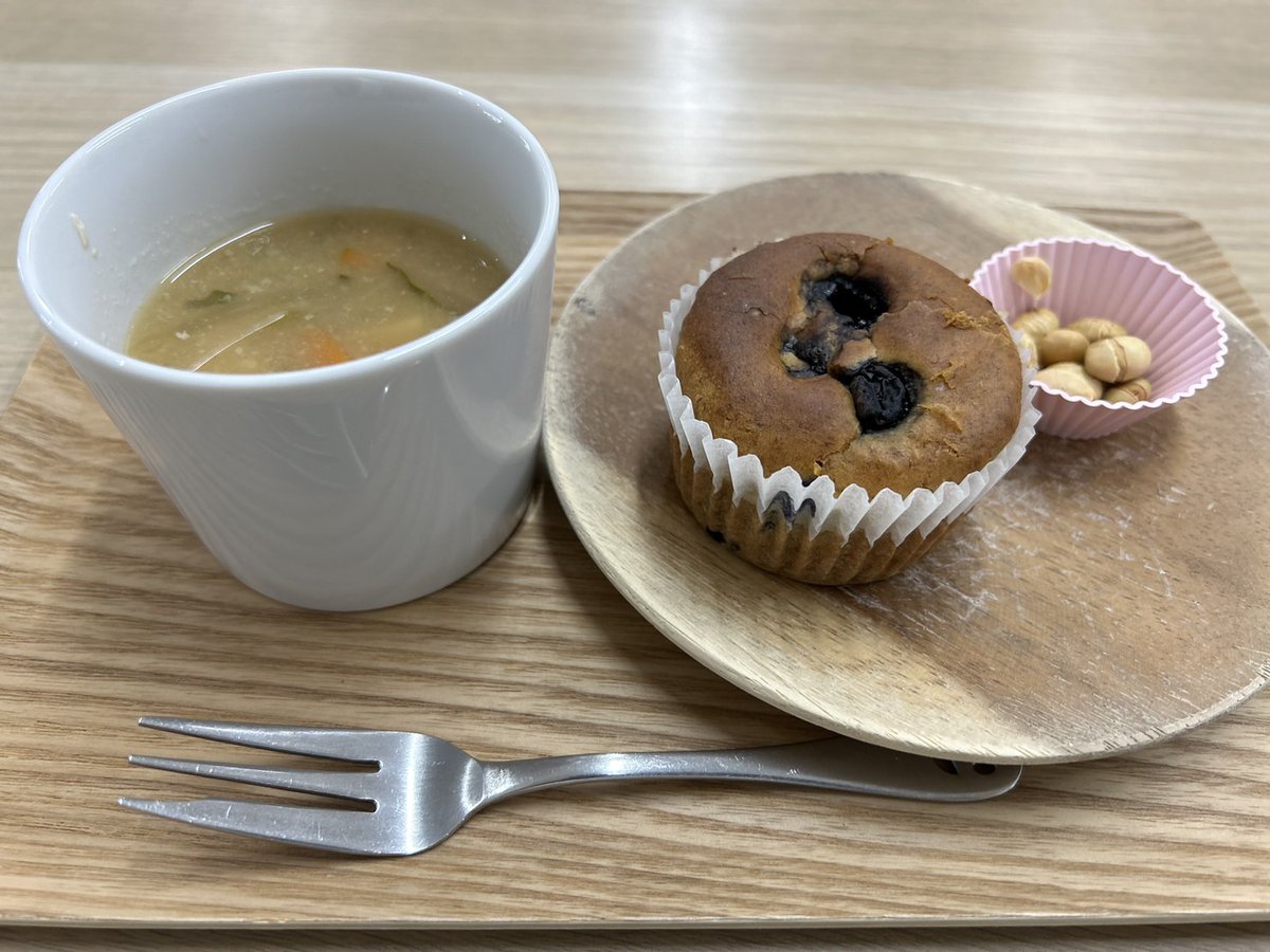 kidsstyle44's tweet photo. 4月５日のおやつ
ブルーベリーマフィン、大豆、お味噌汁
#放課後デイサービス
#児童発達支援
#放デイ
#発達
#発達障害
#食育
#療育
#オーソモレキュラー
#オーガニック
#グルテンフリー
#カゼインフリー
#無添加 https://t.co/RQdFapyq3E