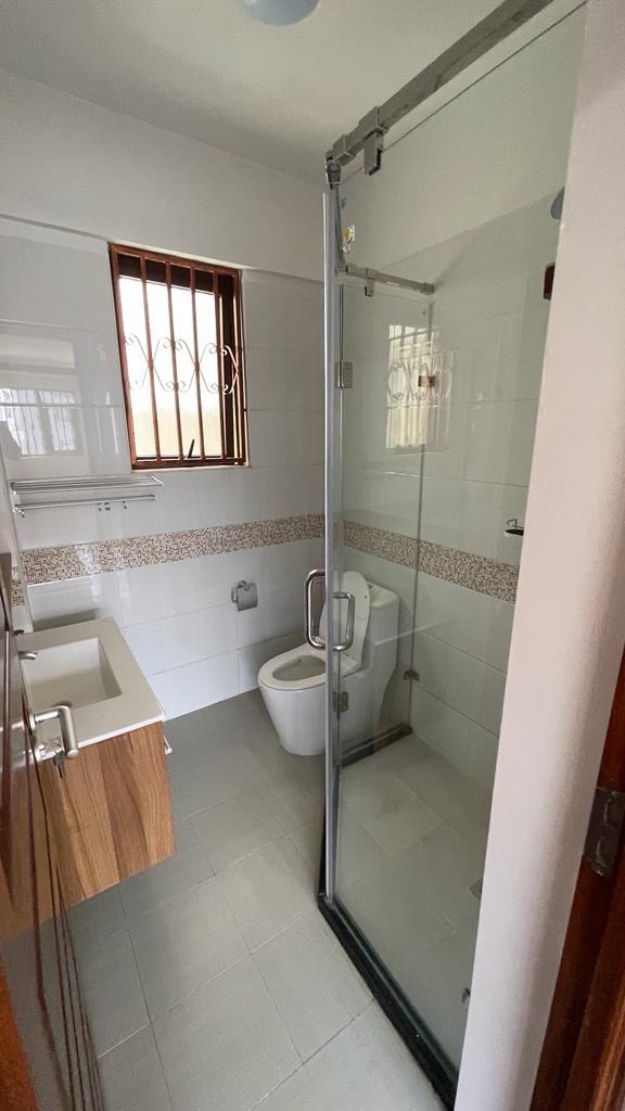ZurafaLtd's tweet photo. Located in Kileleshwa📍 is this development that has an expansive two bedroom apartment boasting an abounding element of space and artistic mastery of design that offers a unique and tasteful abode.

Price: 85K all inclusive
Call us on 0723387767 to book a viewing date. 📅 https://t.co/x1E3xBO0KR