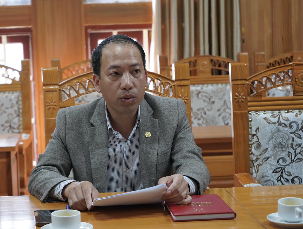 UNDPVietNam's tweet photo. ‘We have difficulty in defining the boundaries between agricultural land and forest land’ - Mr Hoai, Head of Lac Duong DPC.

Thru #iLandscape, UNDP, with funding from EU, will provide support to #LamDong &amp; #DakNong for forest protection.

#deforestation-free
#ForPeopleForPlanet https://t.co/htn4vr7u3V