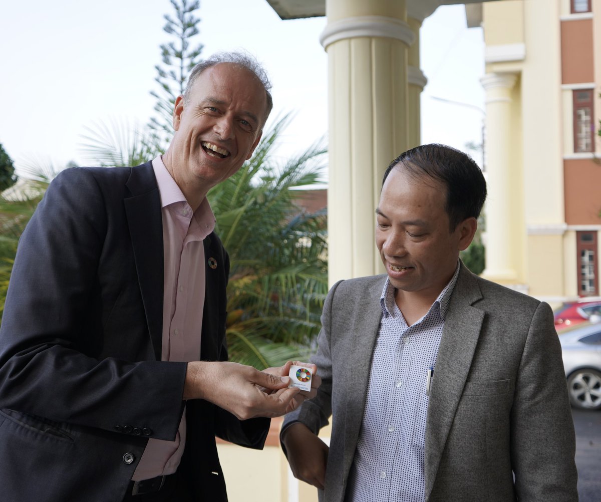UNDPVietNam's tweet photo. ‘We have difficulty in defining the boundaries between agricultural land and forest land’ - Mr Hoai, Head of Lac Duong DPC.

Thru #iLandscape, UNDP, with funding from EU, will provide support to #LamDong &amp; #DakNong for forest protection.

#deforestation-free
#ForPeopleForPlanet https://t.co/htn4vr7u3V