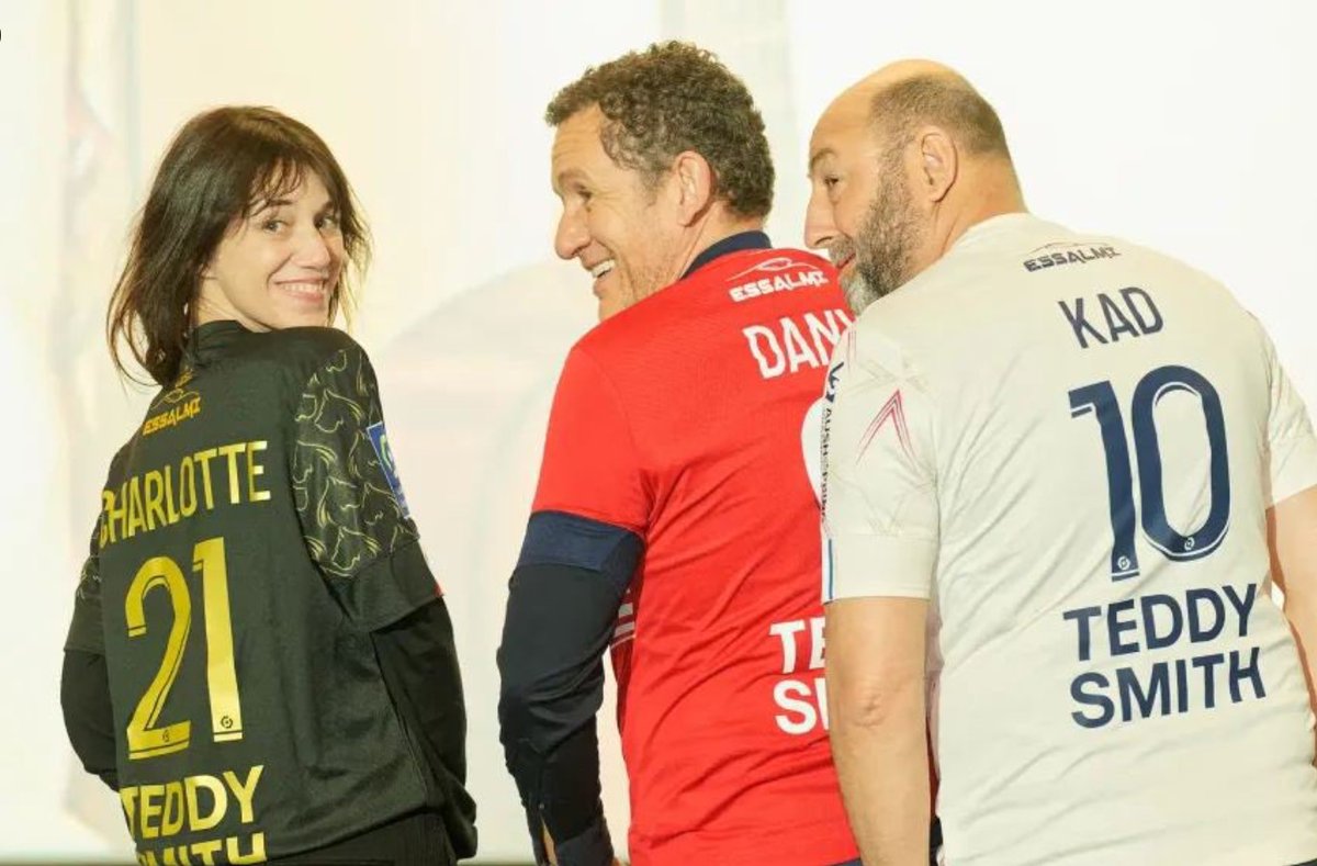 Charlotte Gainsbourg, Dany Boon et Kad Merad avec les maillots du LOSC lors de l’avant première de leur nouveau film ' La vie pour de vrai ' !!!   😀👍👏   #Losc #Lille #DanyBoon #KadMerad #LaViepourDevrai