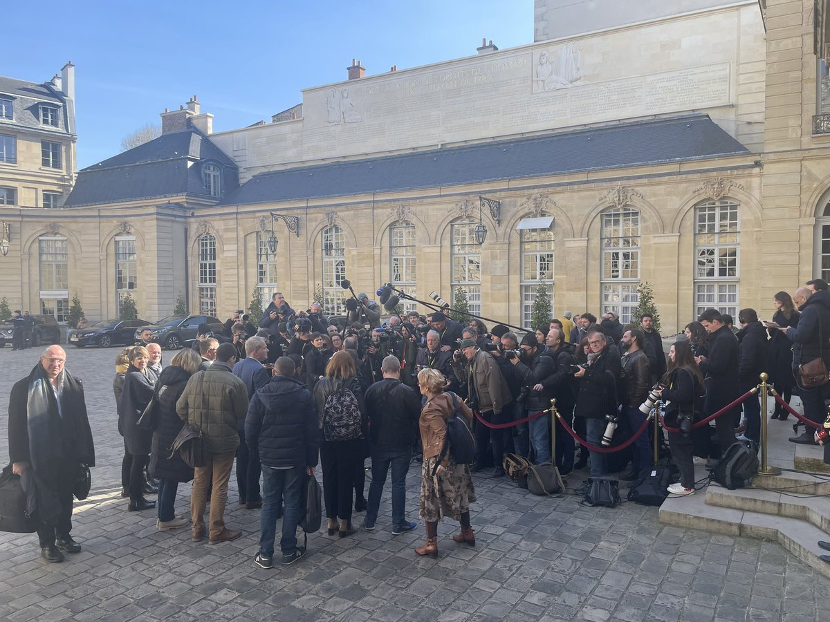 LaurentEscure's tweet photo. Nous avons tous et chacun demandé le retrait : la réponse est non. Nous sommes sortis et donnons rendez vous demain dans la rue !
On continue ! https://t.co/QVxBOtSQQ1