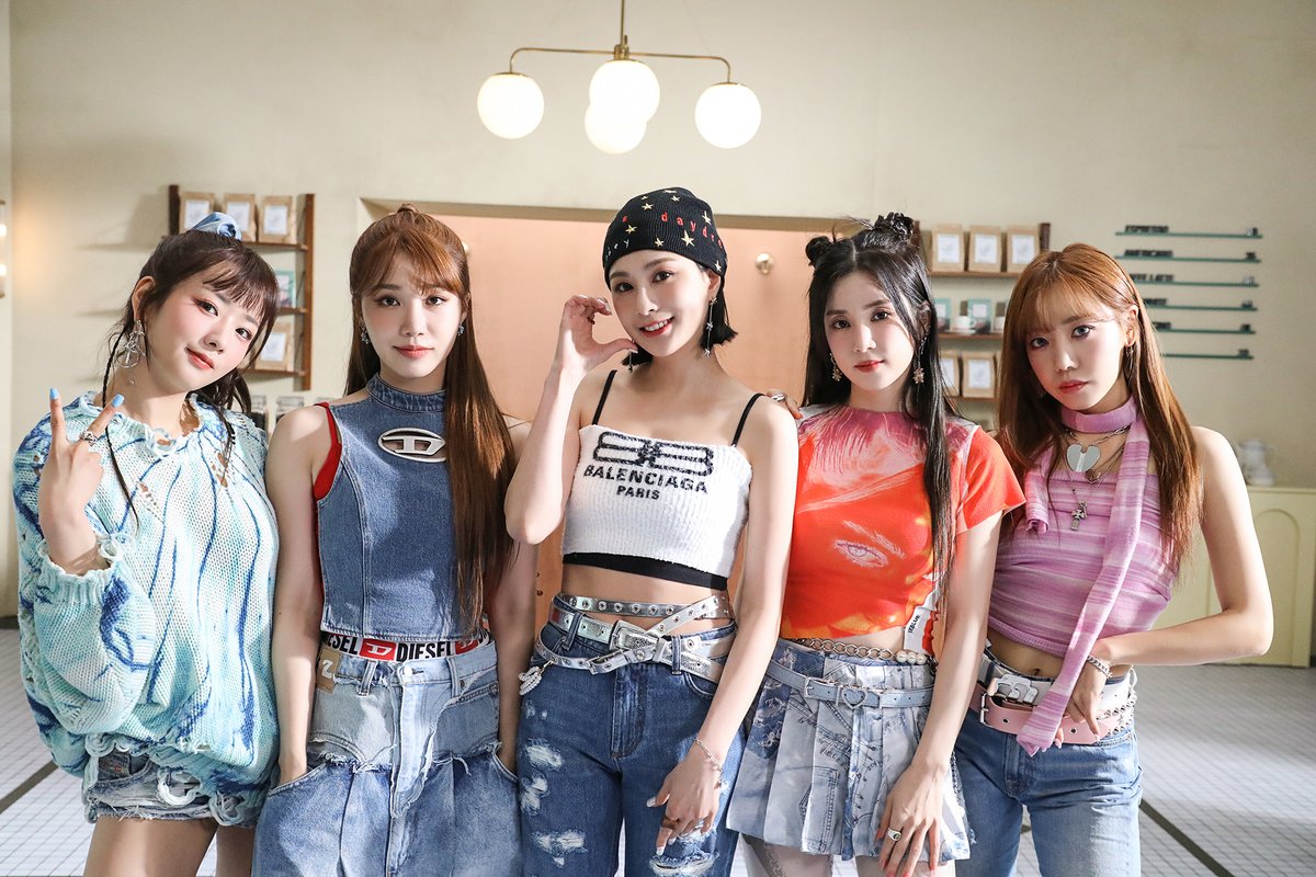 [#에이핑크]
멜론 매거진에 '에이핑크가 보여주는 희망의 메시지 ‘D N D’ MV촬영 비하인드!'가 공개되었습니다👏
핑순이들의 MV 촬영 현장을 지금 바로 만나보세요!

▶ kko.to/BdKLgIavDH

#Apink 
#SELF #DND 
#계속_걸어_앞으로도_에이핑크