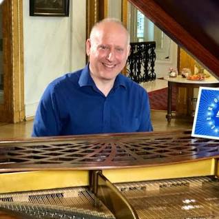 My favourite foreign correspondent @BBC, Steve Rosenberg (@BBCSteveR), chooses his #PrivatePassions with @MichaelBerkeley2, midday Sunday on @BBCRadio3.
He played piano in Mikhail Gorbachev's apartment while the president sang Russian folksongs in memory of his late wife Raisa!