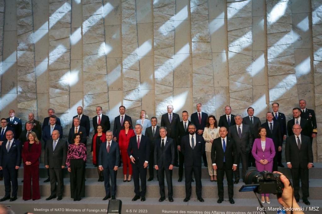 BogdanAurescu's tweet image. #NATO ForMin Day 2️⃣: in run-up to #VilniusSummit, I advocated for a coherent #ForwardDefence on the entire #EasternFlank, as decided by the #MadridSummit. I appealed Allies to adhere to a common approach towards #BlackSea region, as🔑 strategic area for Euro-Atlantic security.