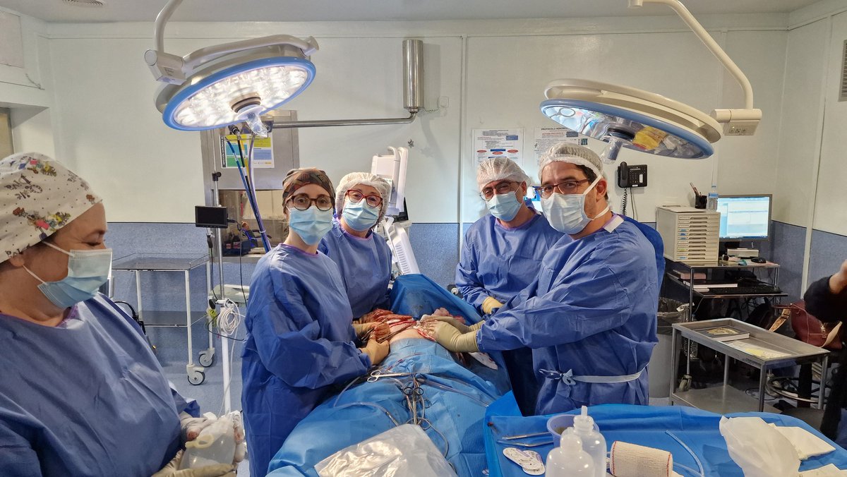 MamaHCUV's tweet photo. Hemos empezado con el Dr. Martínez la  cirugía de reafirmación de género #cirugiatrans. En la @UnidadMamaCS, immmmpresionante. Muchas gracias a todo el equipo vuestra amabilidad. @GVAclinic @FundacionCEU @aec_mama @AECIMA https://t.co/DmHX8hhana