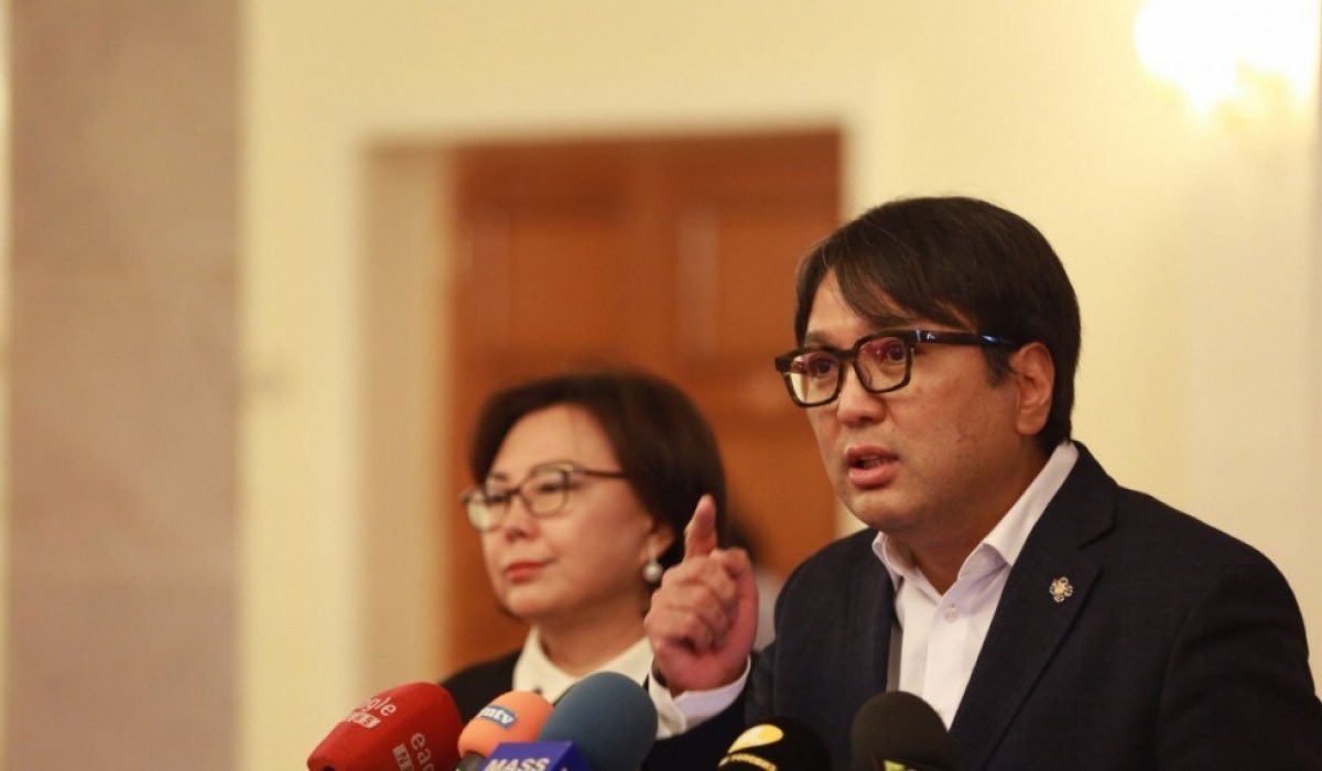 dorjkhand_t's tweet image. Өнөөдөр сонгуулийн тухай хуулийн нэмэлт өөрчлөлтийг УИХ-д суудалтай намууд өргөн барилаа.

ХҮН-ын залуус 2 жил тойрон иргэддээ мэдээлэл өгөн, гарын үсэг зуруулж мөн ҮХЦ-д хандан 50/50 сонгуулийн холимог тогтолцоог нэвтрүүлэх боломжийг нээсний үр дүн гарч байгаад баяртай байна.🙏