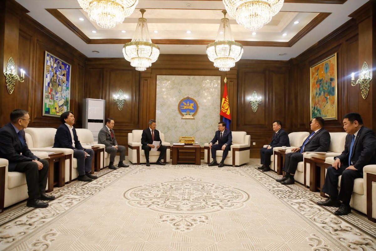 dorjkhand_t's tweet image. Өнөөдөр сонгуулийн тухай хуулийн нэмэлт өөрчлөлтийг УИХ-д суудалтай намууд өргөн барилаа.

ХҮН-ын залуус 2 жил тойрон иргэддээ мэдээлэл өгөн, гарын үсэг зуруулж мөн ҮХЦ-д хандан 50/50 сонгуулийн холимог тогтолцоог нэвтрүүлэх боломжийг нээсний үр дүн гарч байгаад баяртай байна.🙏