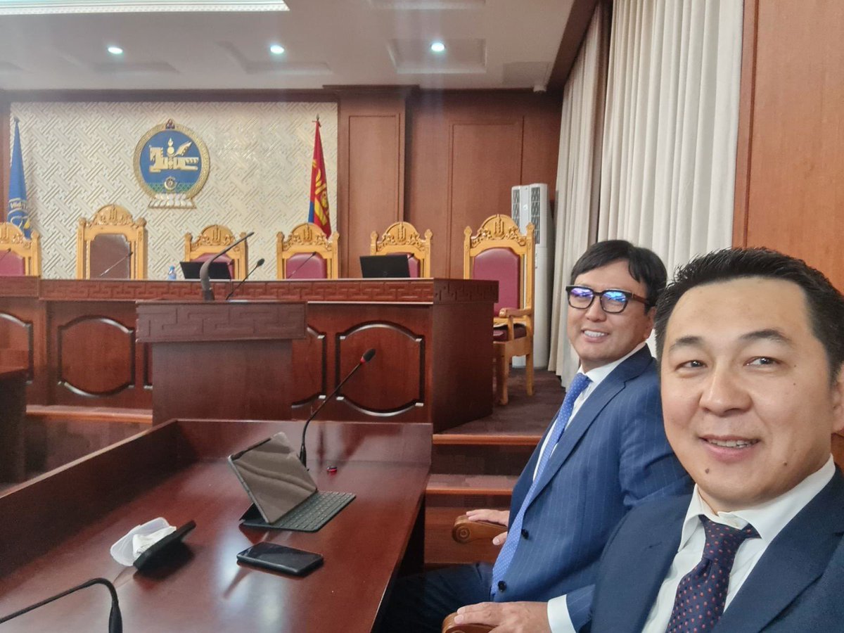 dorjkhand_t's tweet image. Өнөөдөр сонгуулийн тухай хуулийн нэмэлт өөрчлөлтийг УИХ-д суудалтай намууд өргөн барилаа.

ХҮН-ын залуус 2 жил тойрон иргэддээ мэдээлэл өгөн, гарын үсэг зуруулж мөн ҮХЦ-д хандан 50/50 сонгуулийн холимог тогтолцоог нэвтрүүлэх боломжийг нээсний үр дүн гарч байгаад баяртай байна.🙏