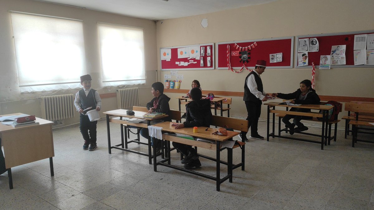 sehit_toy's tweet photo. Ramazan iklimini okulumuzda yaşatmak adına, ramazan davulcusuz sınıflarda mani söyleyip ikramlıklar dağıttı.
@Sivas_HEDEF @AslanErguven @uysalhoca05 @sivasmem @BozbHulya https://t.co/8wxpIQFPEr