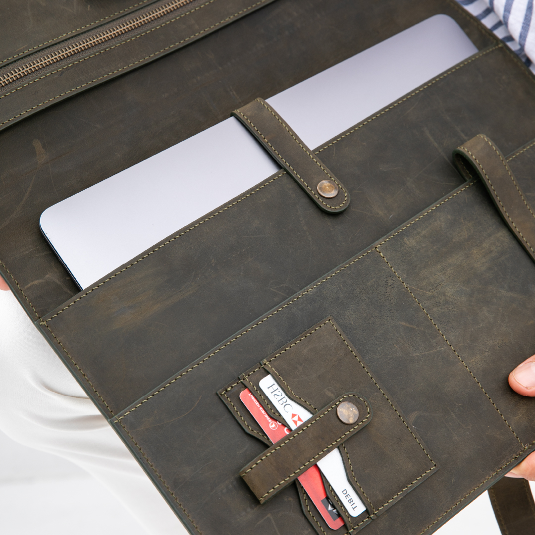 OrganiCraft's tweet photo. Oxford 13" Organizer çalışma hayatınızda, iş seyahatinde olanlar için iş toplantılarının uzun gününde en şık kurtarıcınız olacak. 👨🏻‍💻

#organicraft #13inchorganizer #laptopkılıfı #crazyhorseleather #macbookcase #macbookkılıfı #macbookçantası #organiser #luxuryproduct https://t.co/LXcHnCzsWy