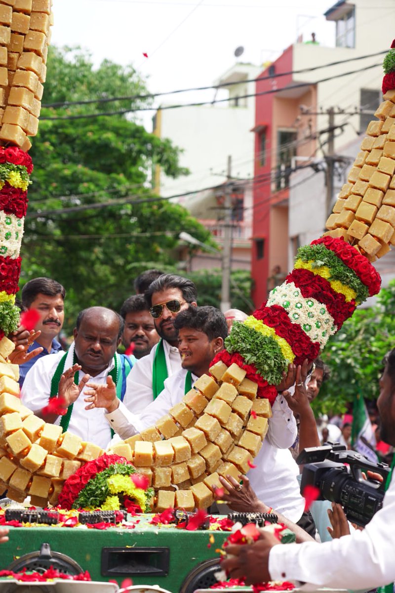 hd_kumaraswamy's tweet photo. ಗಾಂಧೀನಗರ ವಿಧಾನಸಭೆ ಕ್ಷೇತ್ರದ ಅಭಿಮಾನಿಗಳು ಹಾಗೂ @JanataDal_S ಕಾರ್ಯಕರ್ತರು ಶ್ರೀರಾಮಪುರದಲ್ಲಿ ಬೃಹತ್ ಬೆಲ್ಲದ ಹಾರ ಹಾಕಿ ನನ್ನನ್ನು ಆತ್ಮೀಯವಾಗಿ ಬರಮಾಡಿಕೊಂಡರು.
#ಪಂಚರತ್ನ_ರಥಯಾತ್ರೆ 
#ಗಾಂಧೀನಗರ https://t.co/atcmsw91FG